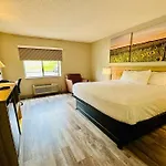 Days Inn & Suites By Wyndham Kansas City - Chiefs Arrowhead Stadium 