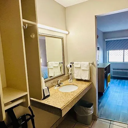 Days Inn & Suites By Wyndham Kansas City - Chiefs Arrowhead Stadium 