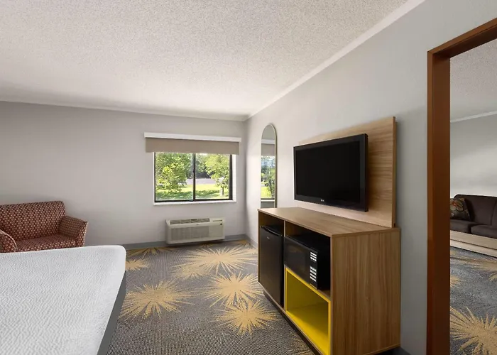 Days Inn & Suites By Wyndham Kansas City - Chiefs Arrowhead Stadium