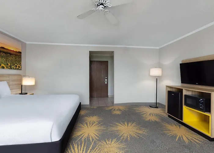 Days Inn & Suites By Wyndham Kansas City - Chiefs Arrowhead Stadium