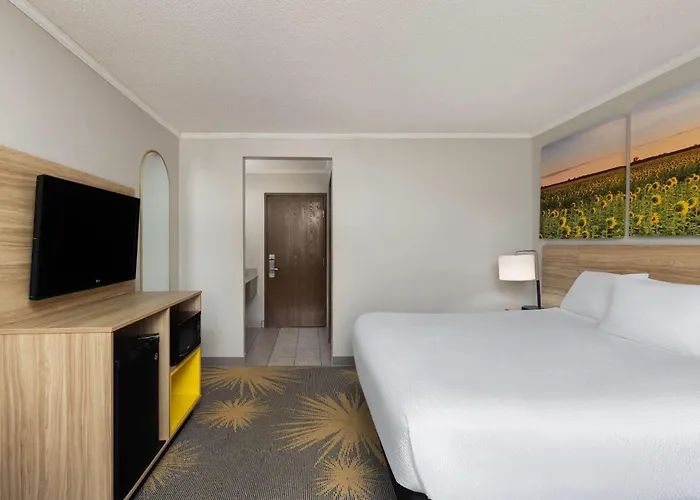 Days Inn & Suites By Wyndham Kansas City - Chiefs Arrowhead Stadium