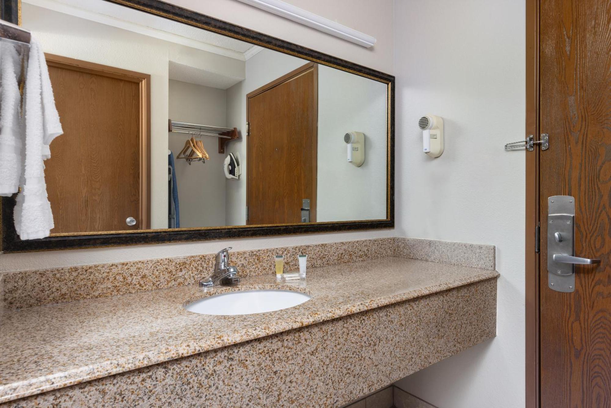 Days & By Wyndham Kansas - Chiefs Arrowhead Stadium 2*