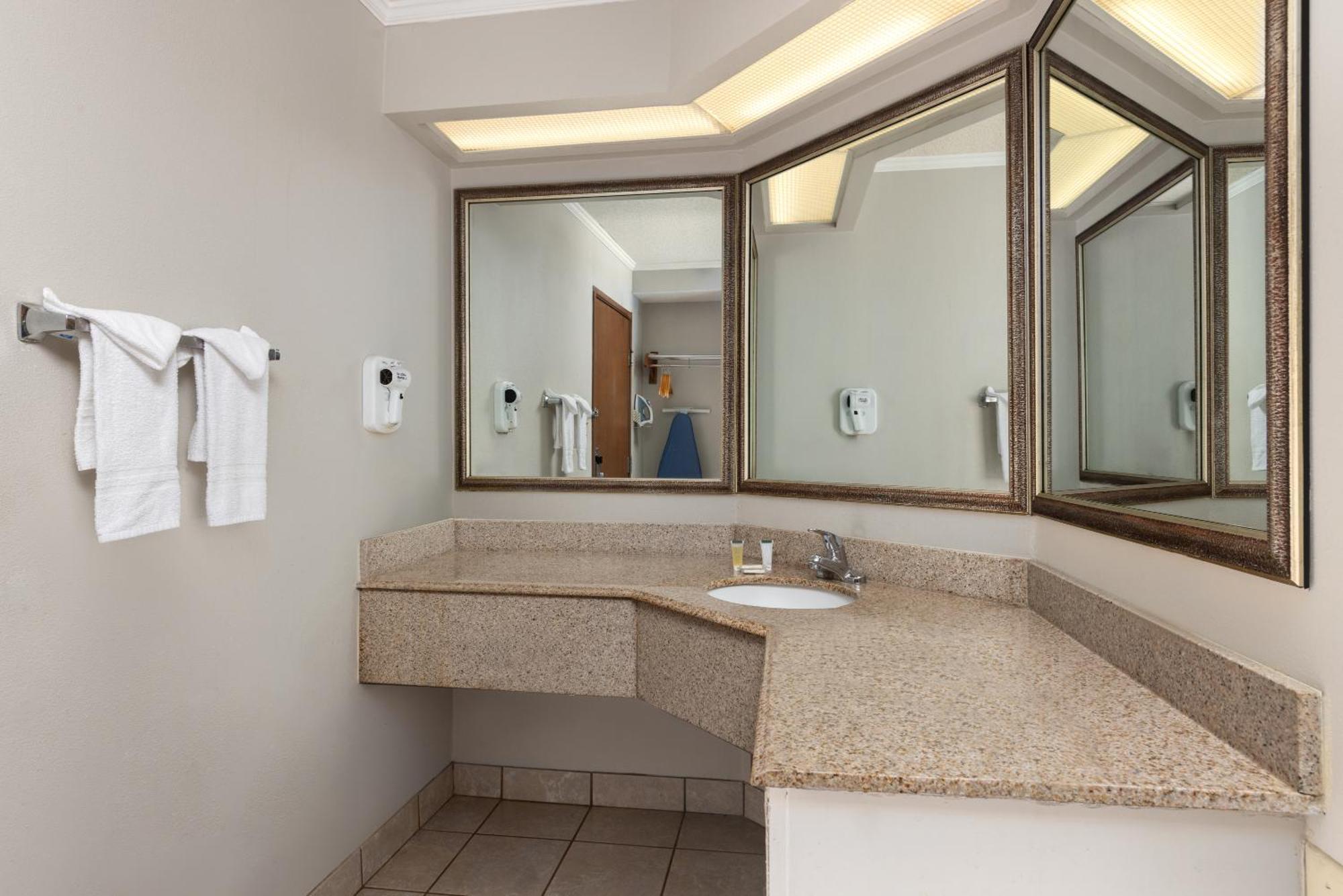 Days & By Wyndham Kansas - Chiefs Arrowhead Stadium 2*