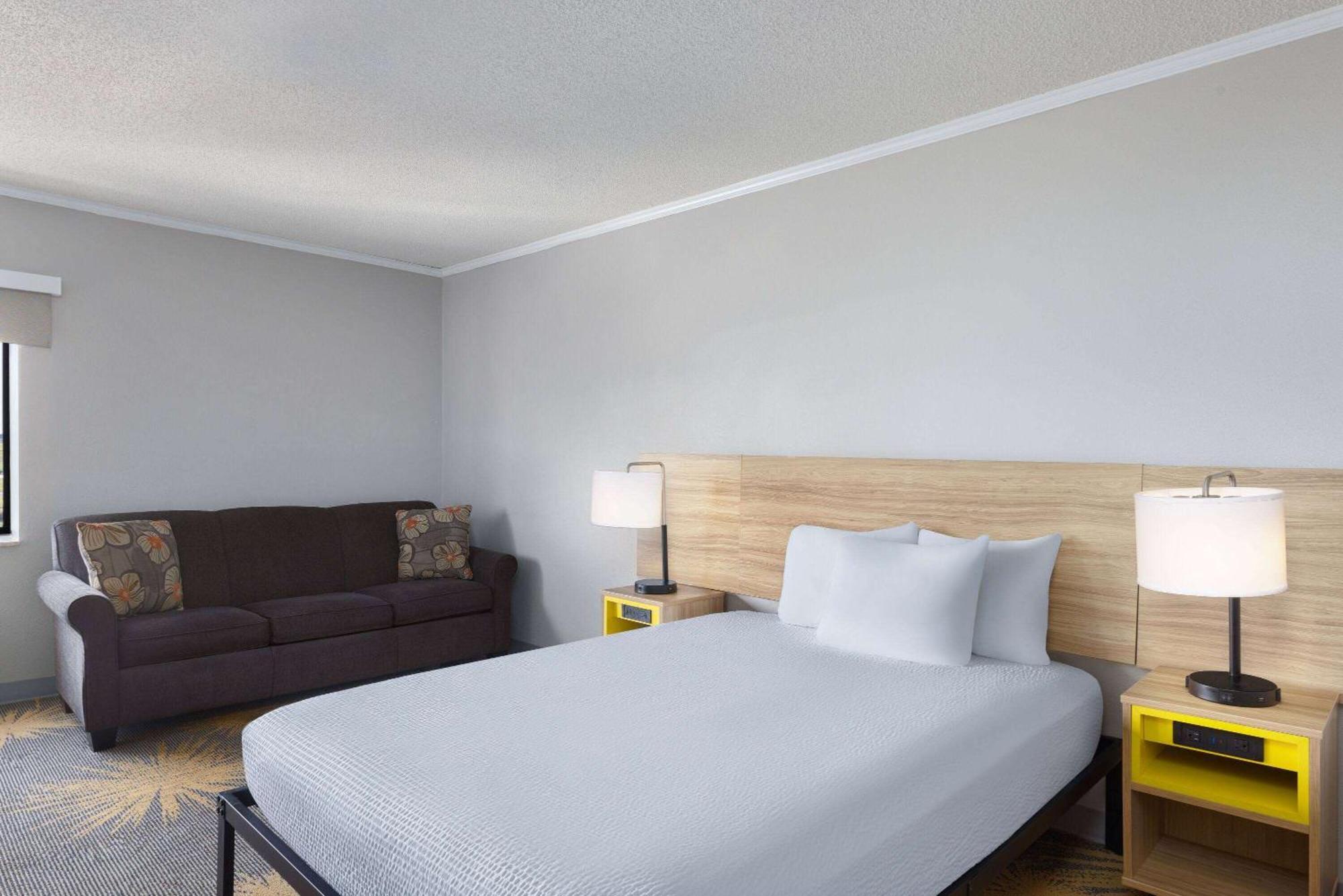 Days & By Wyndham Kansas - Chiefs Arrowhead Stadium Hotel