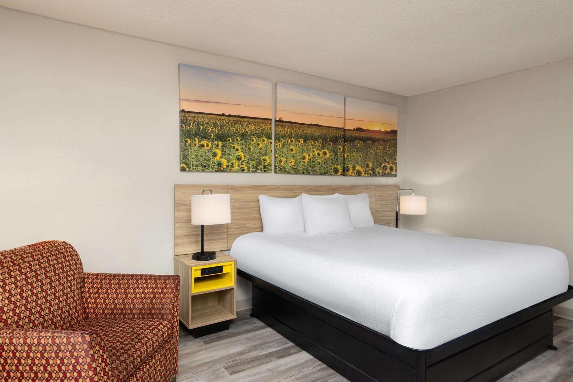 Hotel Days & By Wyndham Kansas - Chiefs Arrowhead Stadium