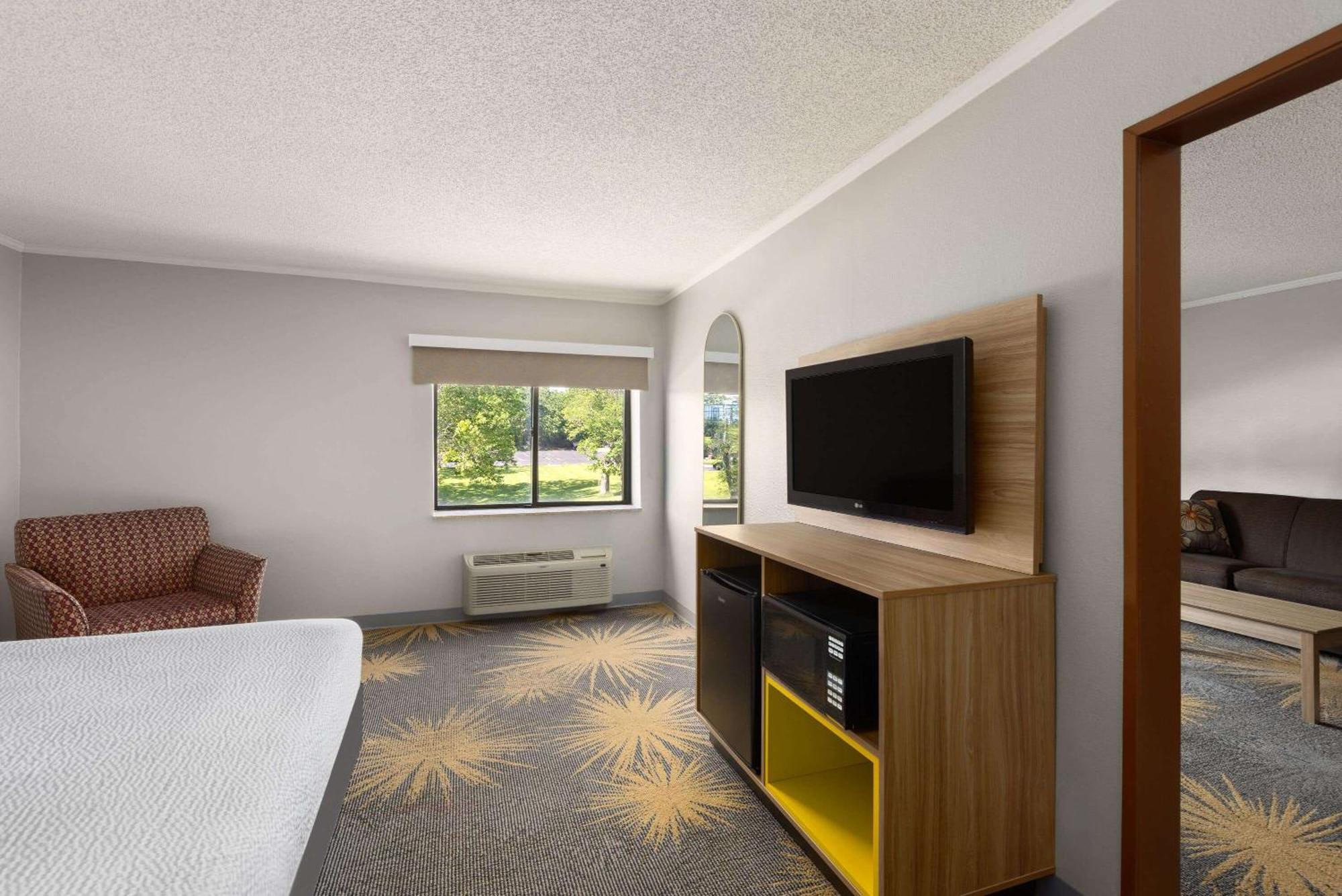 Days & By Wyndham Kansas - Chiefs Arrowhead Stadium Kansas City