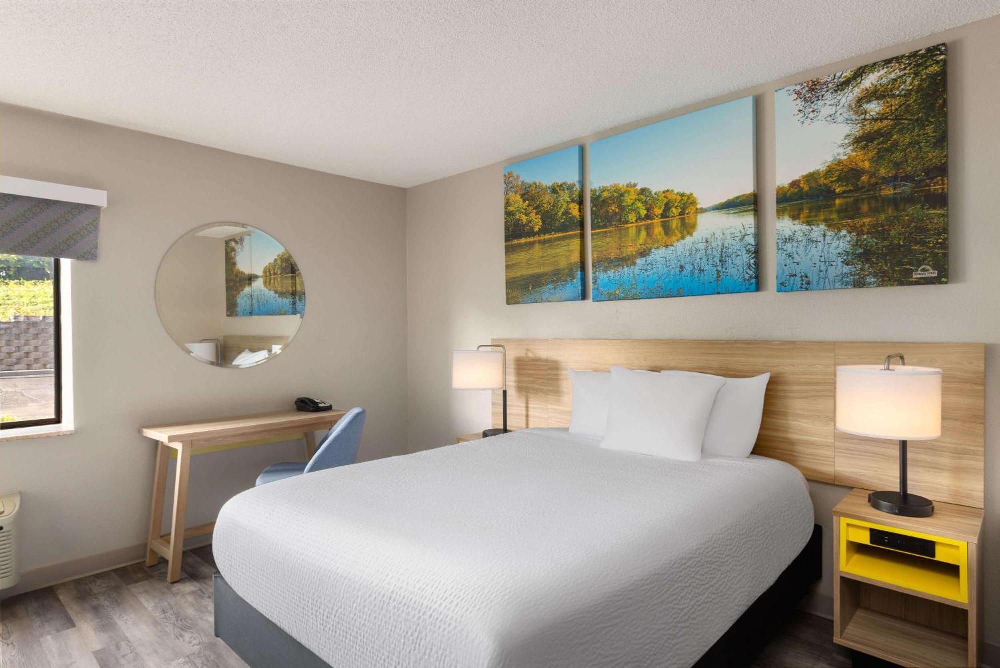 Days & By Wyndham - Chiefs Arrowhead Stadium Hotel