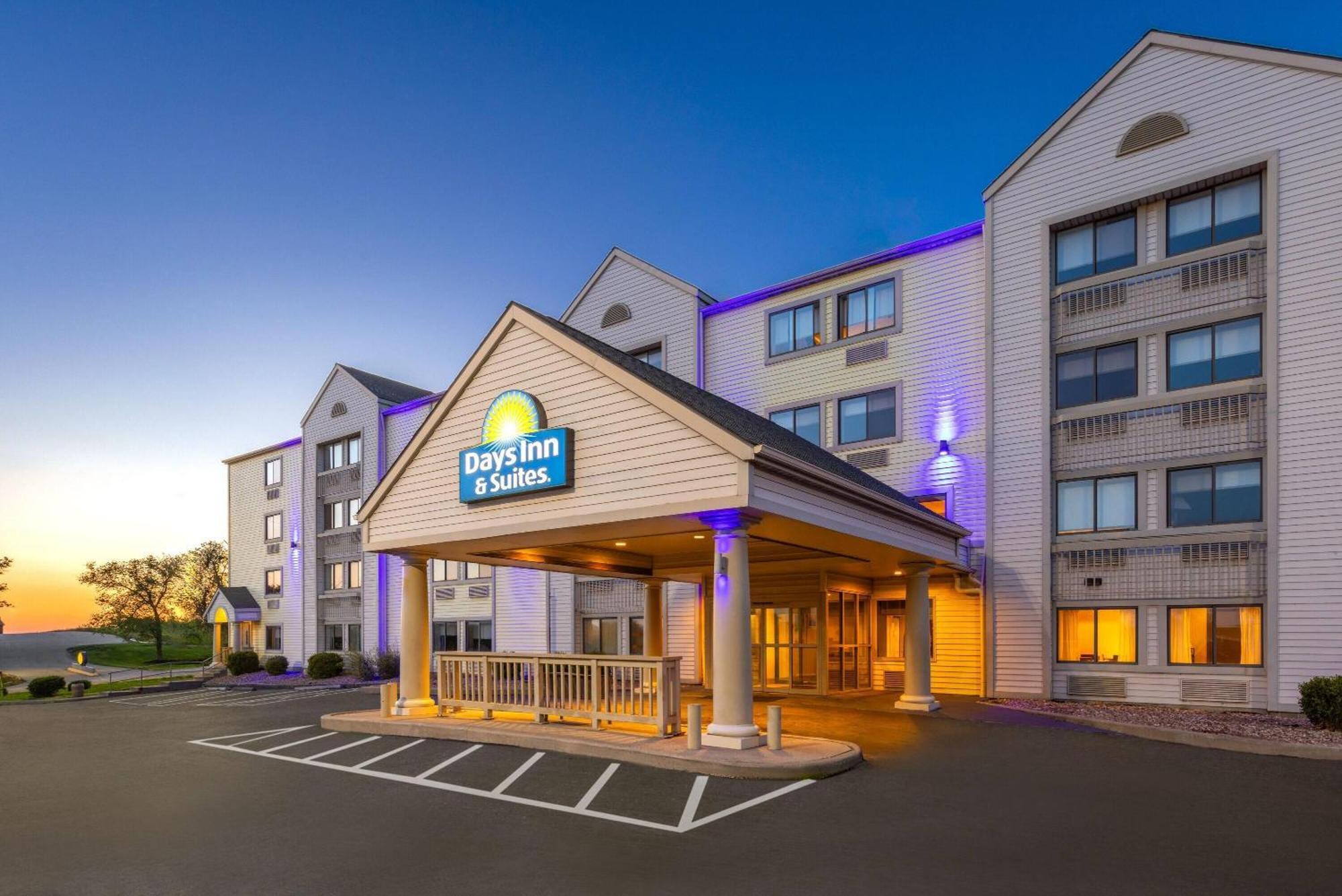 Days & By Wyndham Kansas - Chiefs Arrowhead Stadium Hotel