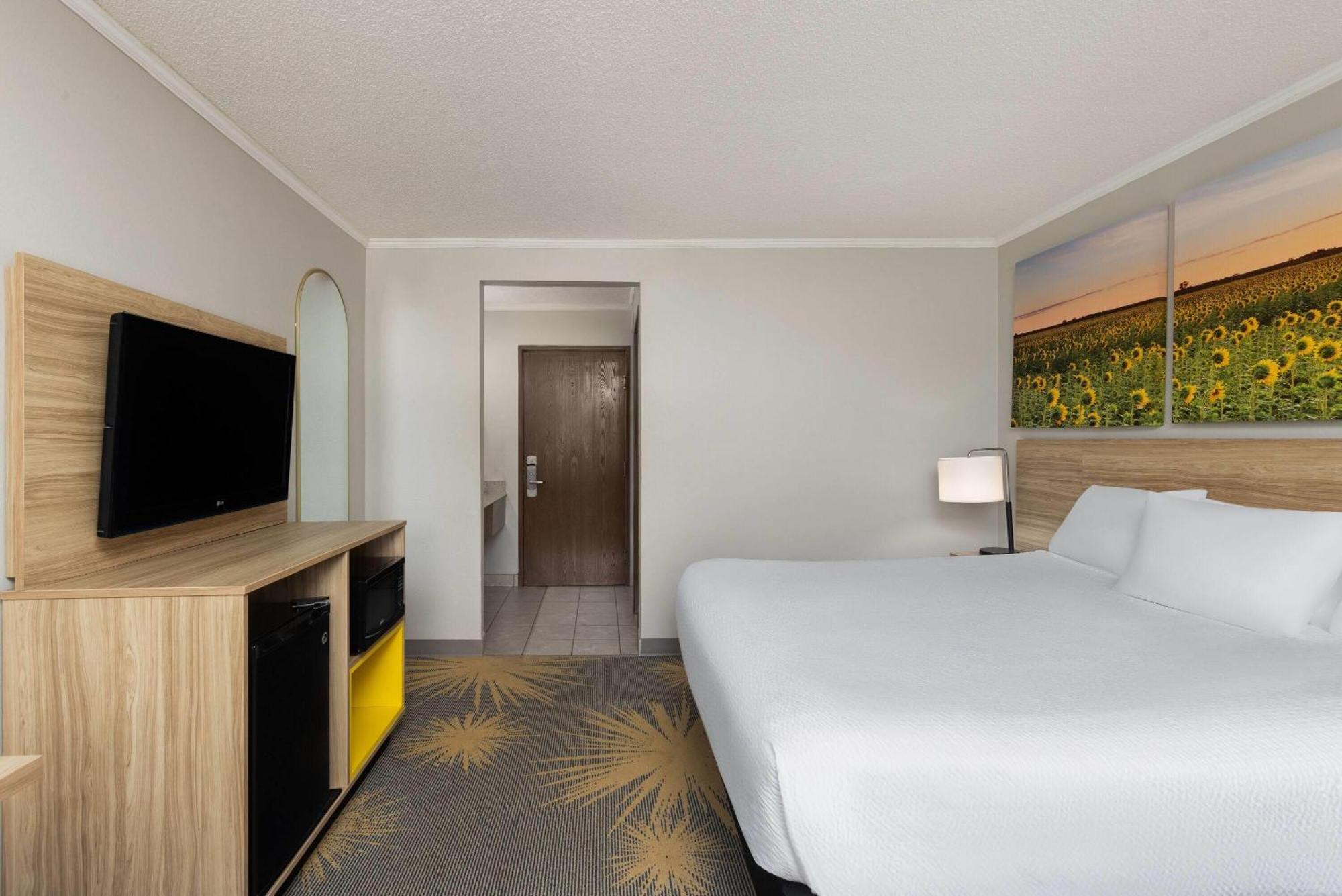 Days & By Wyndham Kansas - Chiefs Arrowhead Stadium