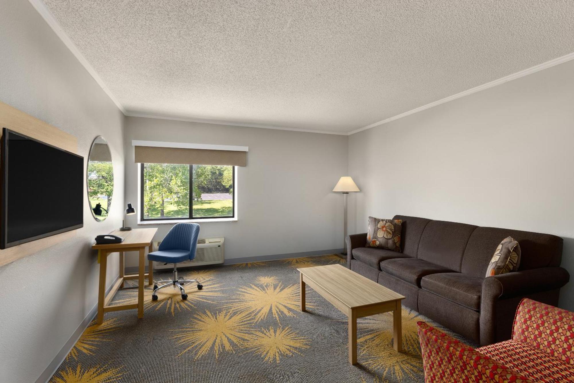 Hotel Days & By Wyndham - Chiefs Arrowhead Stadium 2*