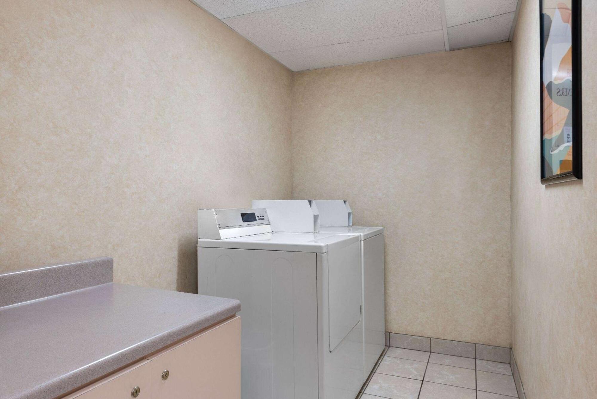 Days & By Wyndham - Chiefs Arrowhead Stadium Hotel Kansas City