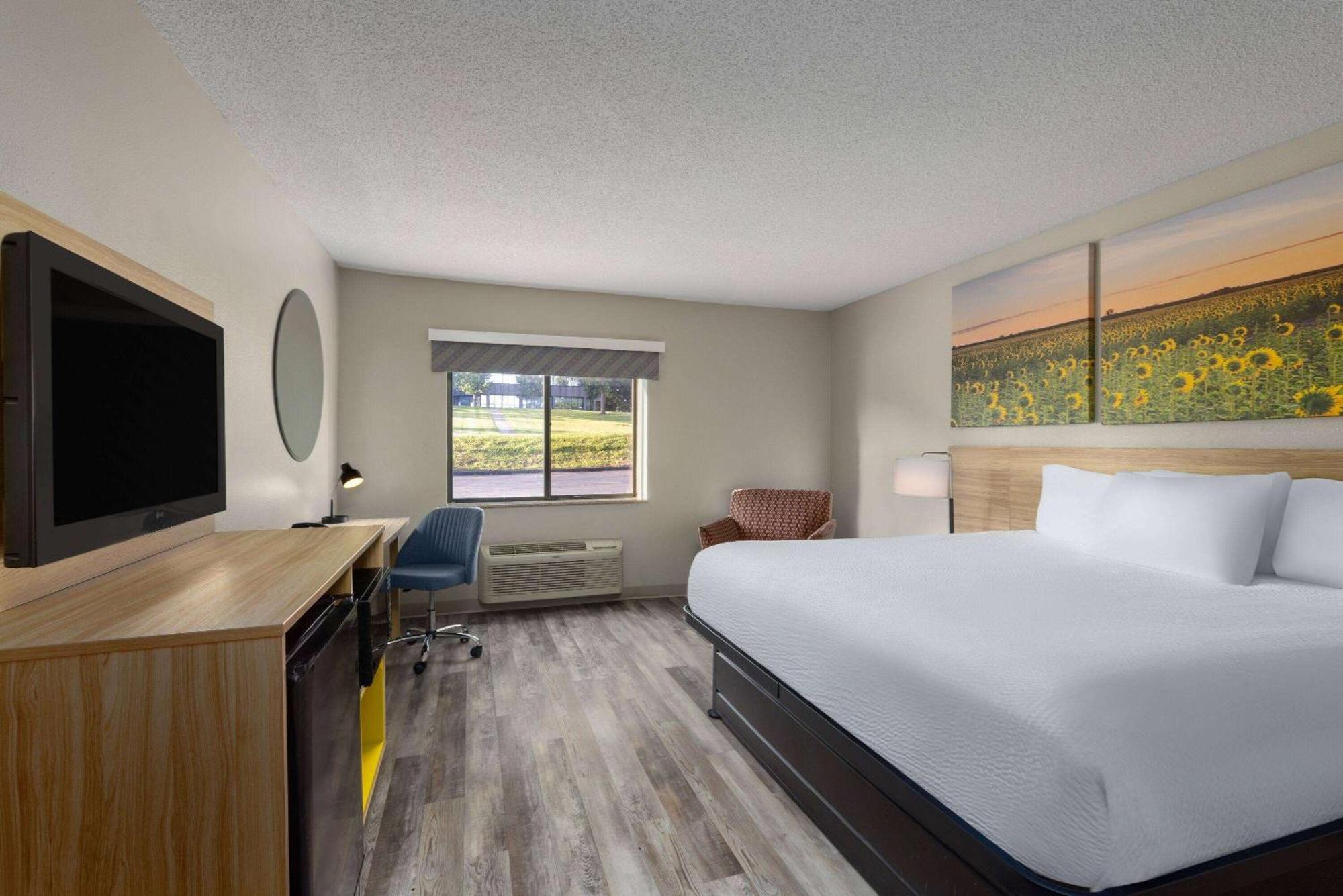 Days & By Wyndham - Chiefs Arrowhead Stadium Hotel 2*