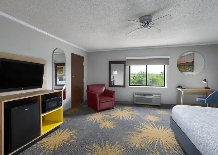 Days Inn & Suites By Wyndham Kansas City - Chiefs Arrowhead Stadium