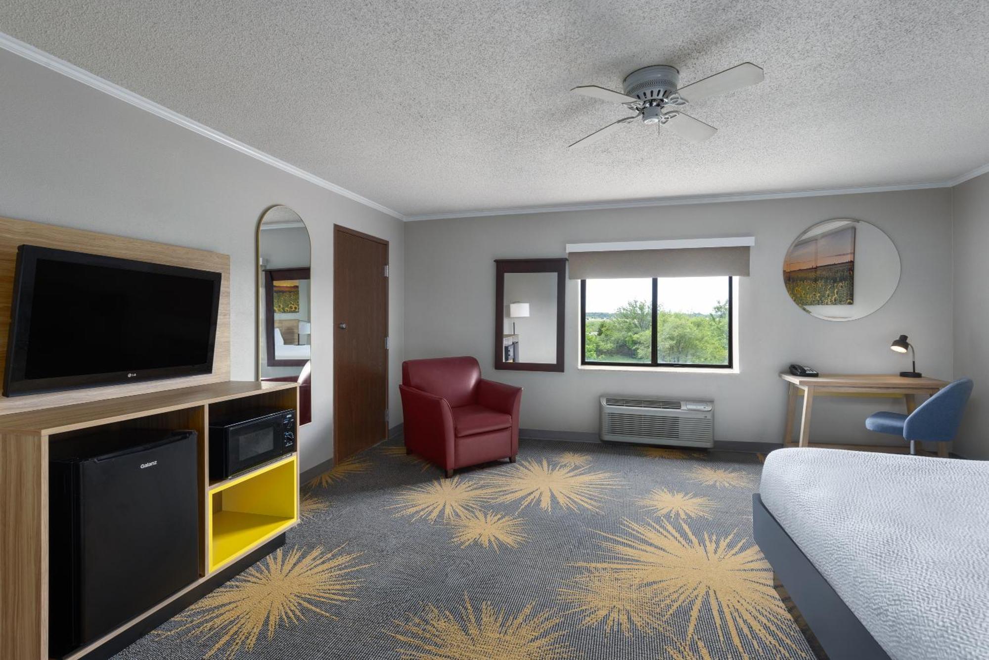 Hotel Days & By Wyndham - Chiefs Arrowhead Stadium 2*