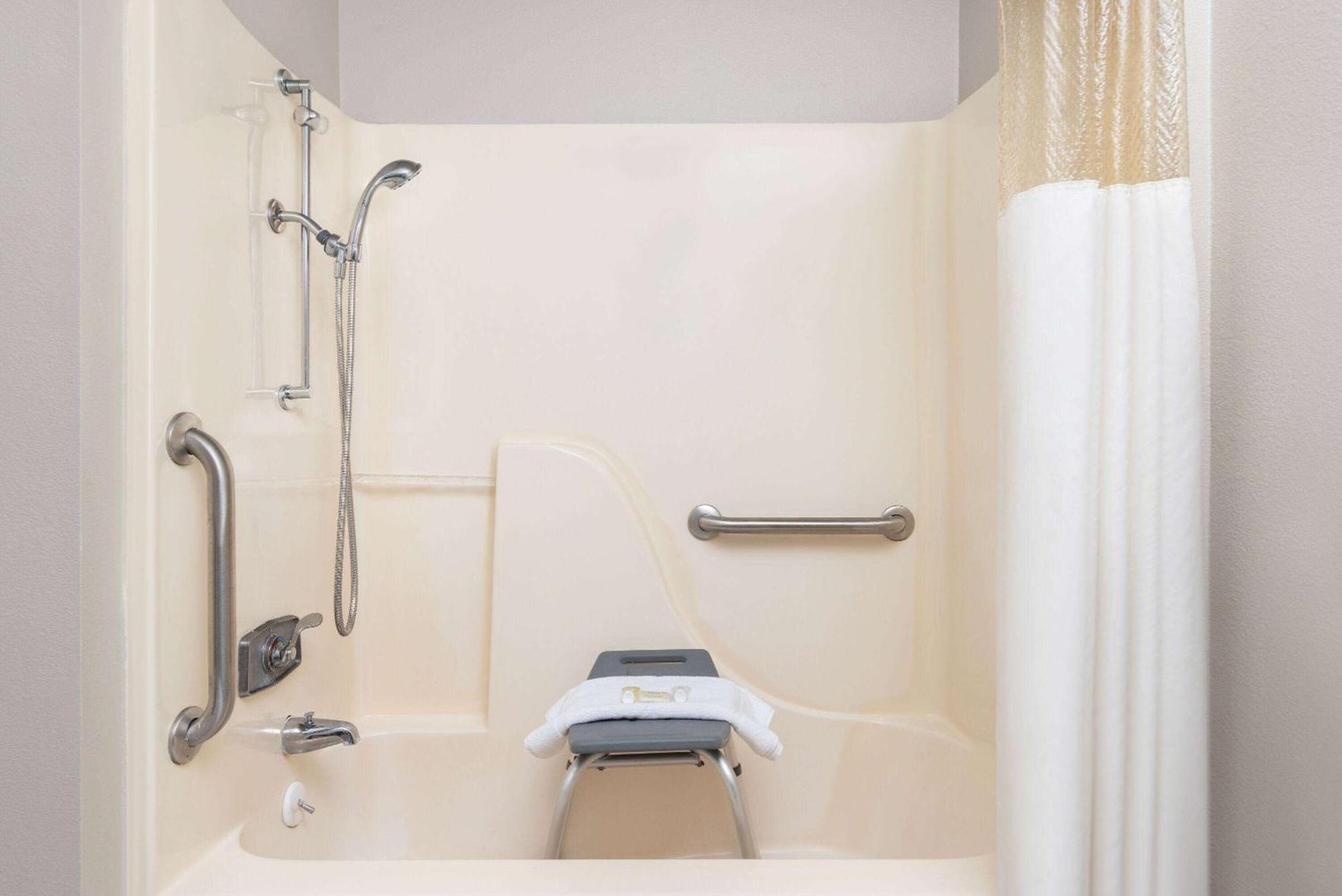 Days & By Wyndham Kansas - Royals Stadium 2*