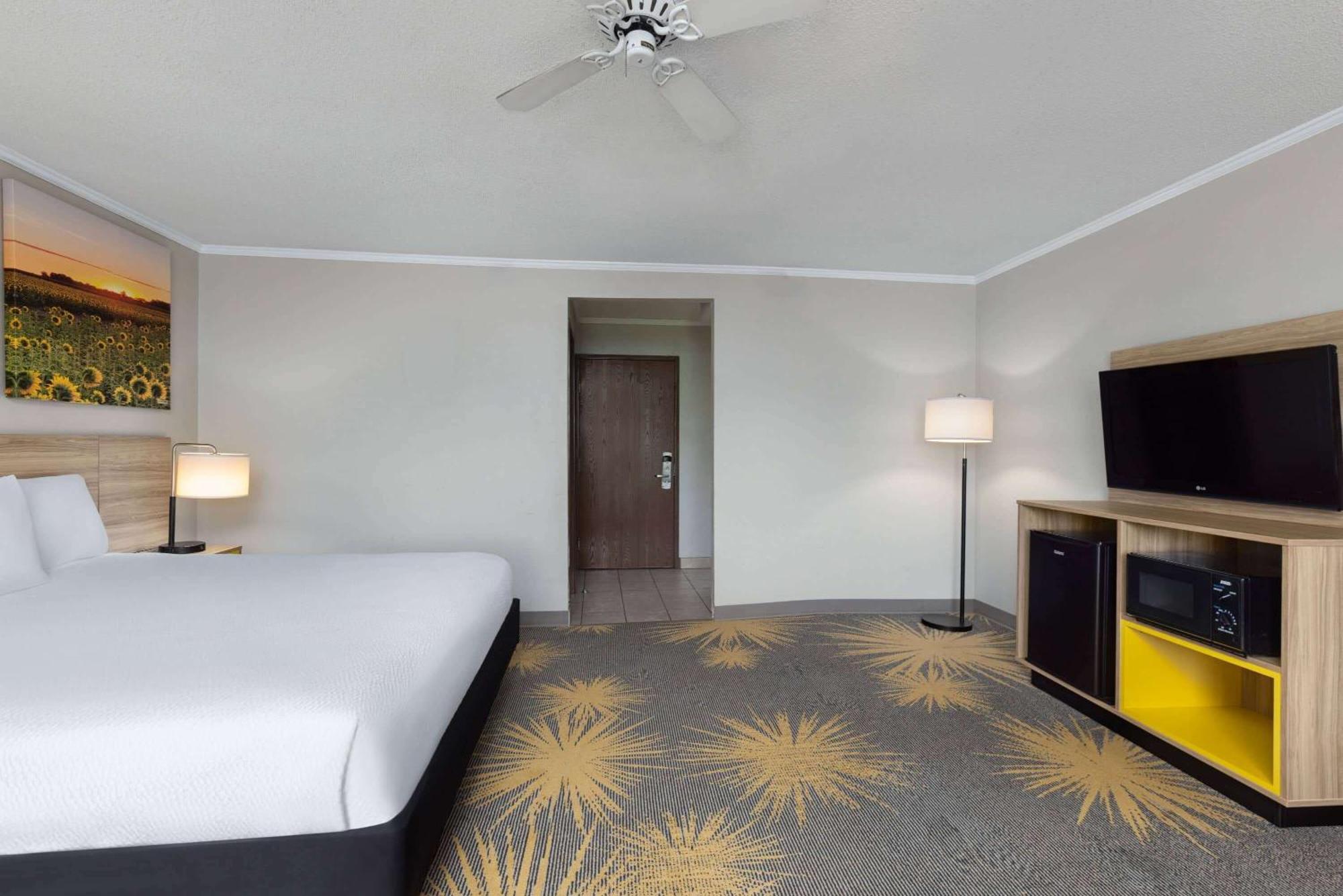 Days & By Wyndham - Chiefs Arrowhead Stadium Hotel 2*