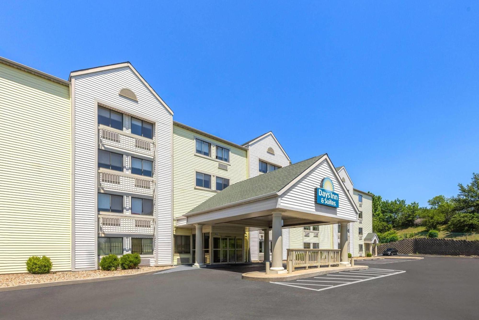 Days & By Wyndham Kansas - Royals Stadium Hotel