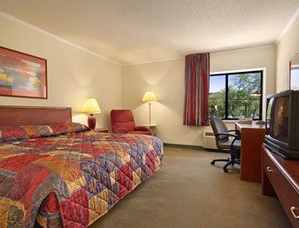 Days & By Wyndham - Chiefs Arrowhead Stadium Hotel